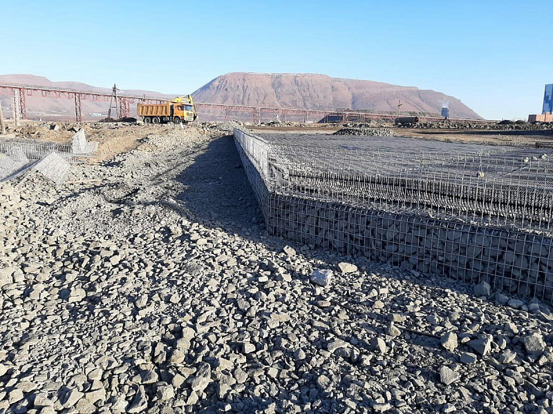 Talnakh Concentration Plant of PAO Norilsky Nikel. High earth retaining wall (12 m) for crusher platform